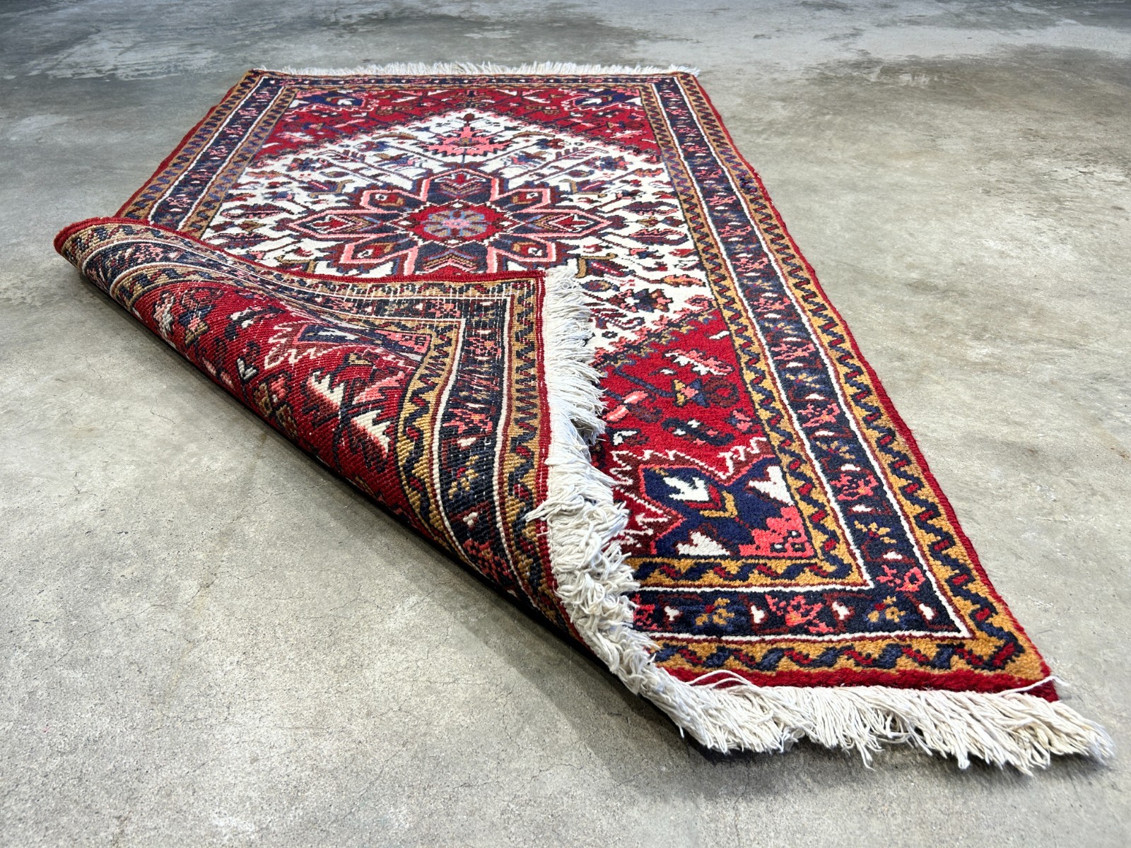 3’1″x5′ Hand-Knotted 100% Wool Pile Herize Rug