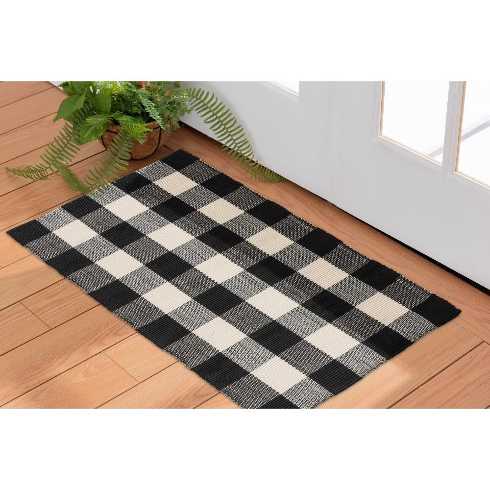 24″ x 36″ Black & White Outdoor Layering Rug