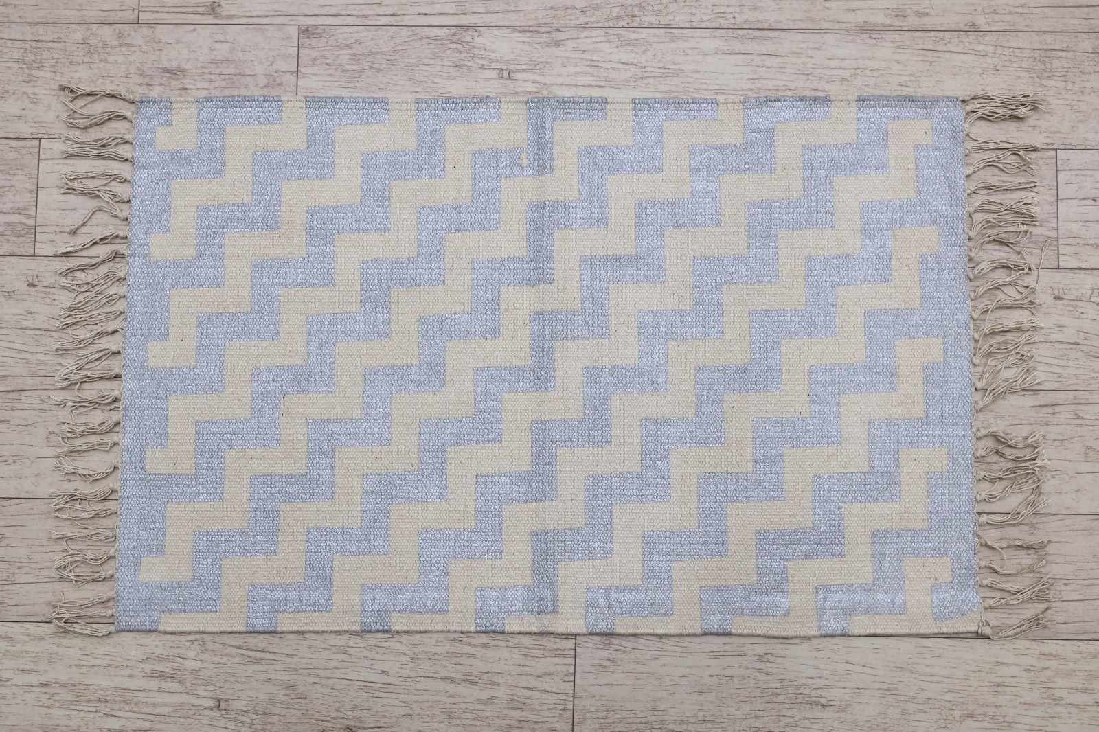 Handmade Silver Metallic Zig Zag Chevron Cotton Area Rug 55×88 cm