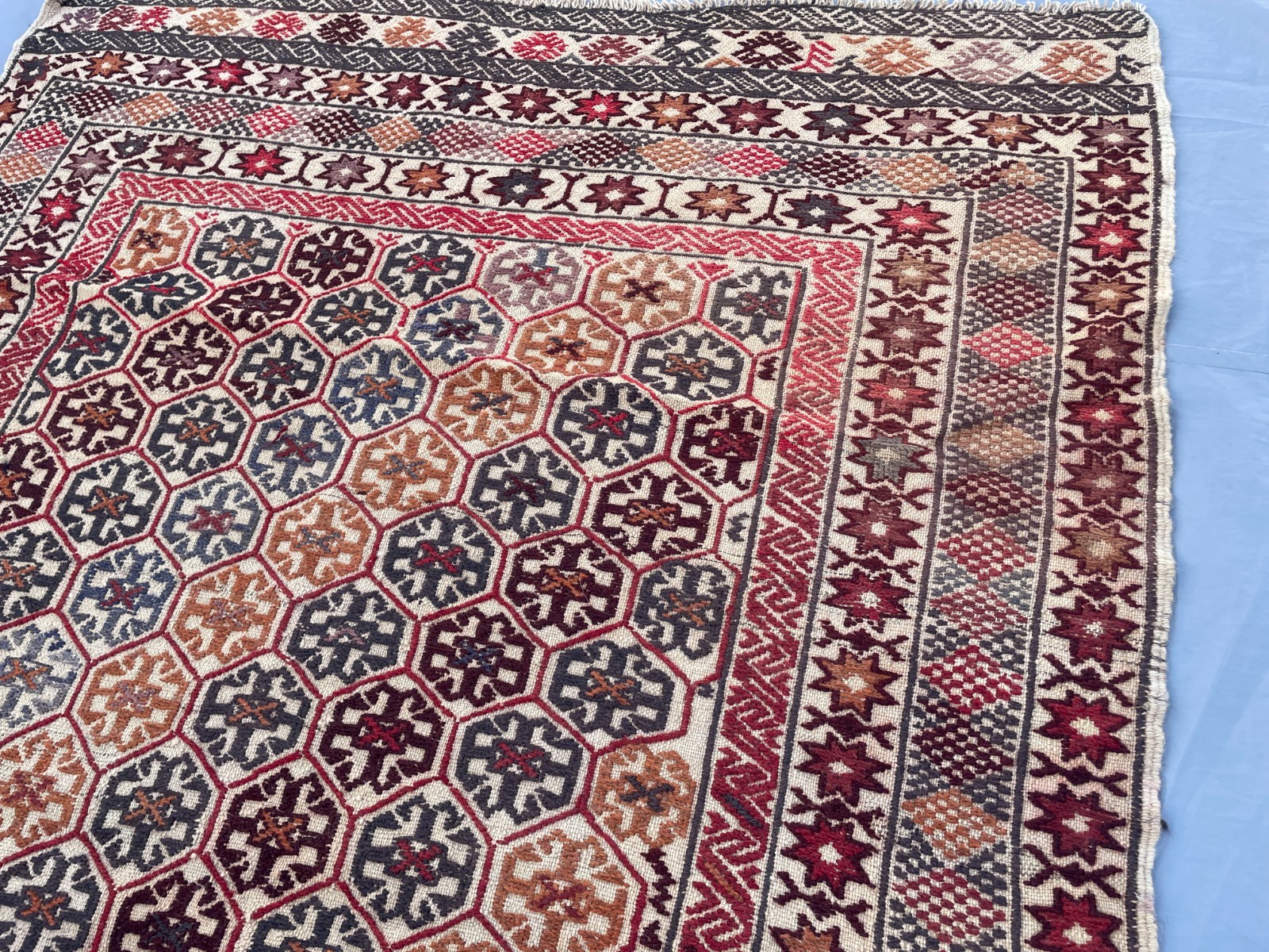 4×6 Ivory Afghan Kilim Rug with Hexagonal Floral Panels and Layered Botanical