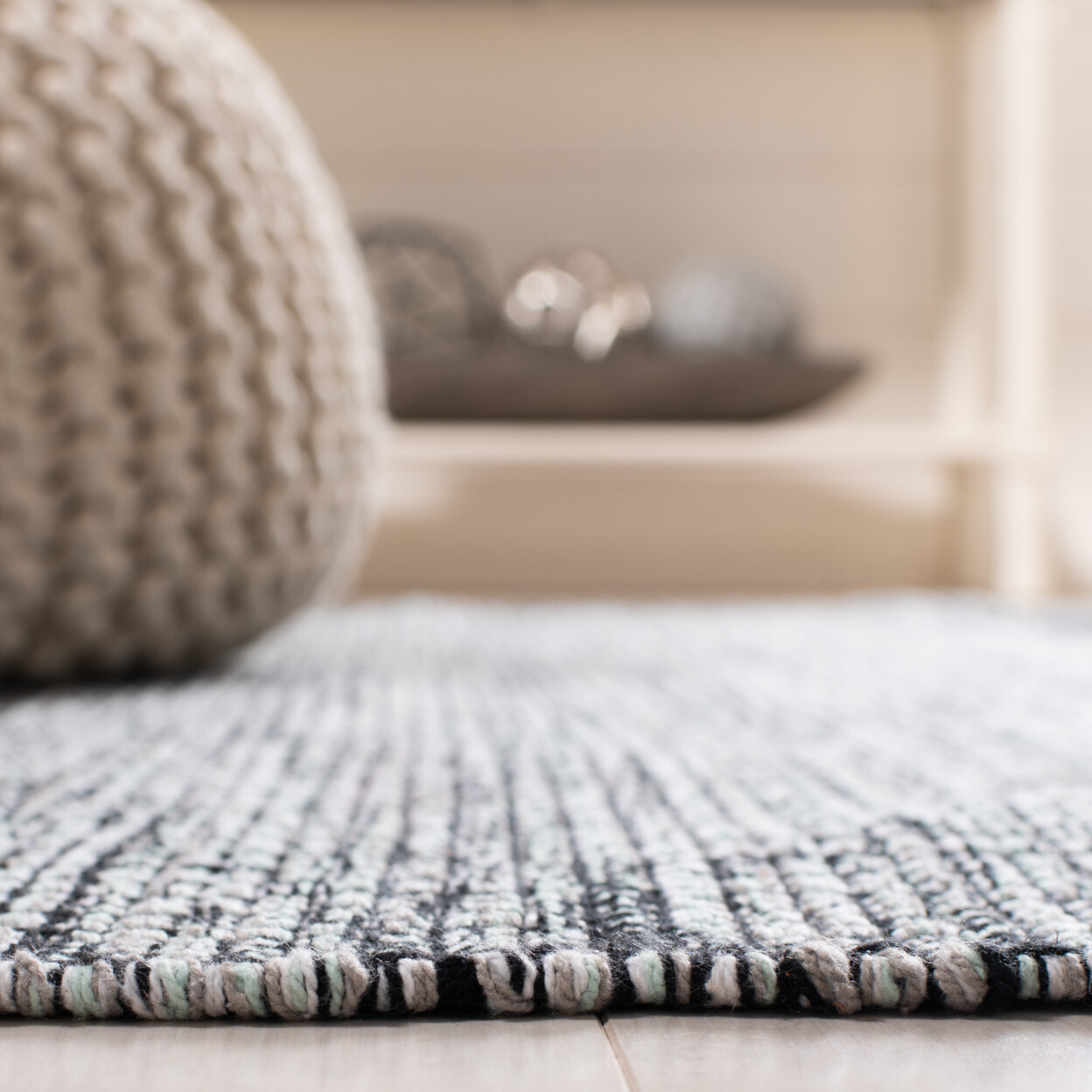 SAFAVIEH Montauk MTK620Y Light Green / Black Rug