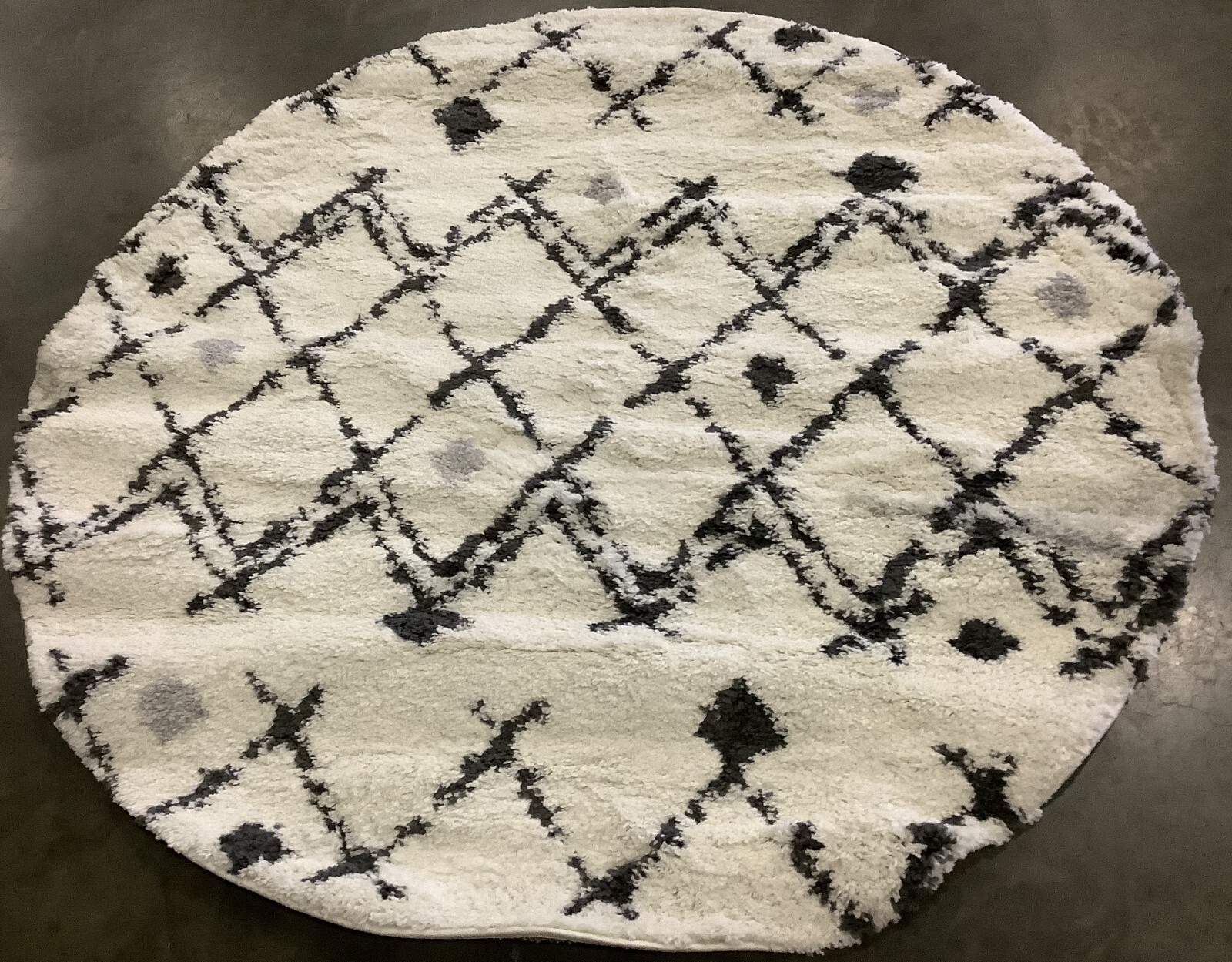 IVORY / DK GREY 5′-1″ X 5′-1″ Back Stain Rug Reduced Price 1172670548 BER164D-5R