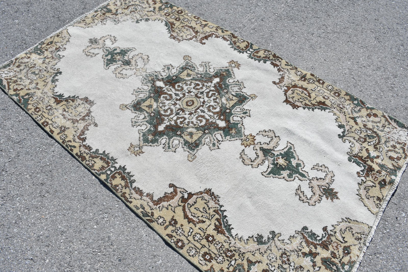 Vintage Area Rug 3,9×6,7 ft (119×205 cm), Turkish White Oriental Rug