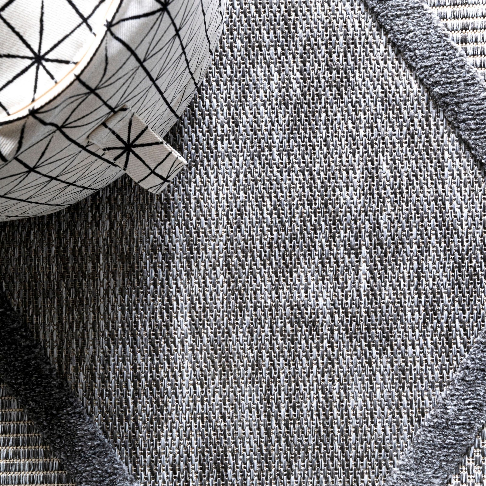 JONATHAN Y IBZ101 Salines Diamond Trellis, Casual Indoor/Outdoor Area Rug