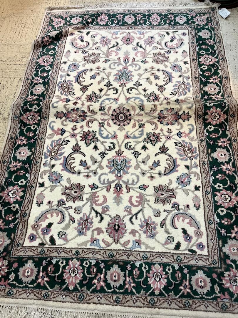 Area Rug in Multicolored AREA RUGS 4 x 6 MISC PATTERNS AND COLORS