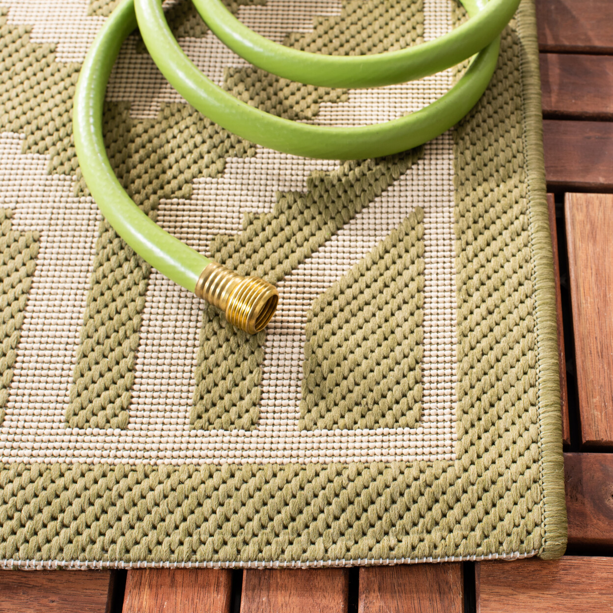 SAFAVIEH Indoor Outdoor CY6902-244 Courtyard Green / Beige Rug