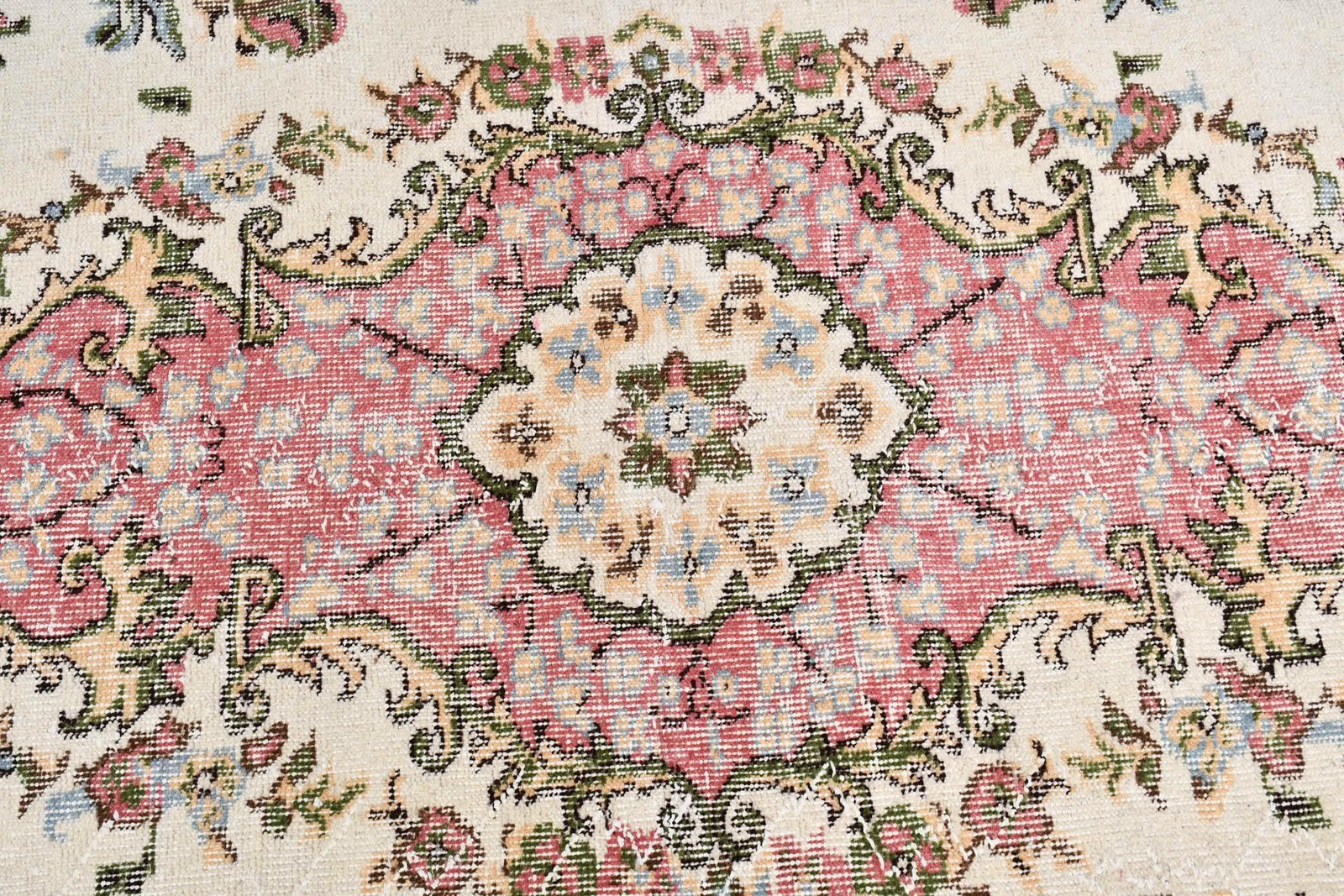 Turkish Vintage Large Rug 5,6×9,1 ft, Red White Camouflage Wool Rug