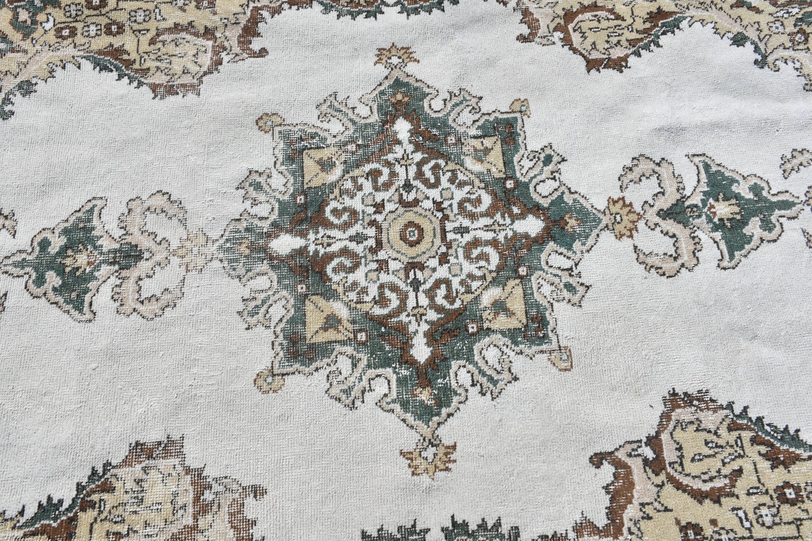 Vintage Area Rug 3,9×6,7 ft (119×205 cm), Turkish White Oriental Rug