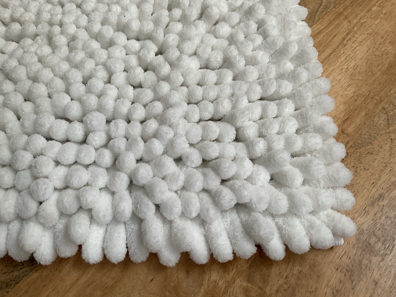 Small White Chenille Noodle Bath Rug ~ 23.5”x 17.5”~ Soft