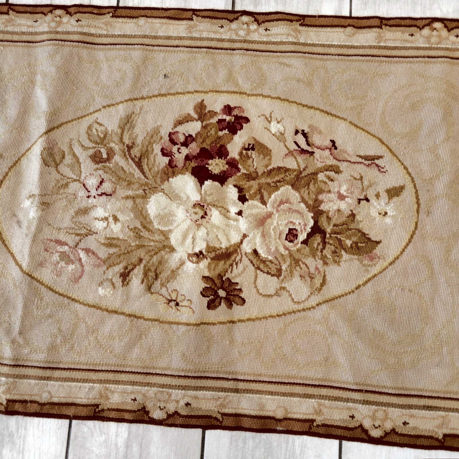 French Aubusson VTG Wool Area Rug Floral Medallion Scalloped Border Tapestry