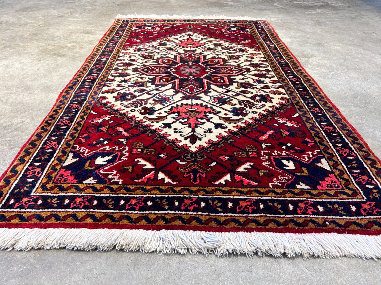 3’1″x5′ Hand-Knotted 100% Wool Pile Herize Rug