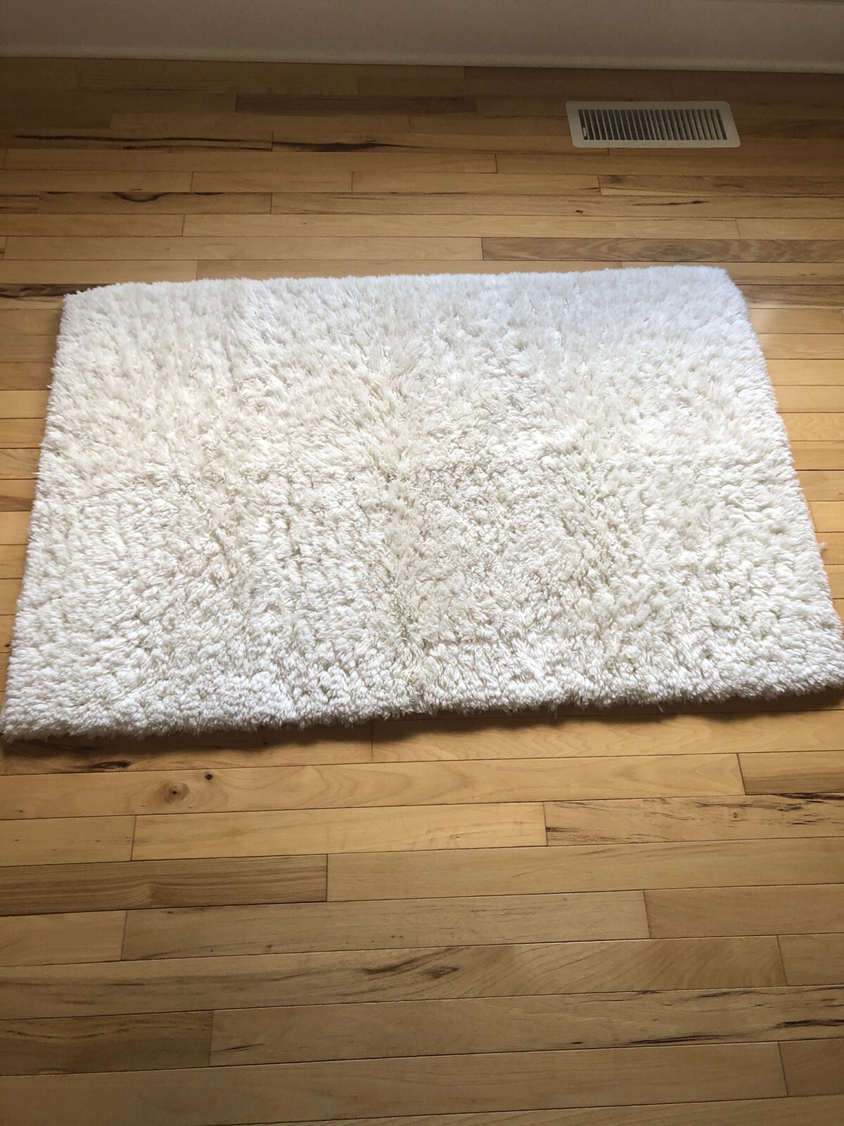 Off White Fluffy Rug 32×46 Inches. Nice Rubber Back Loose Threads