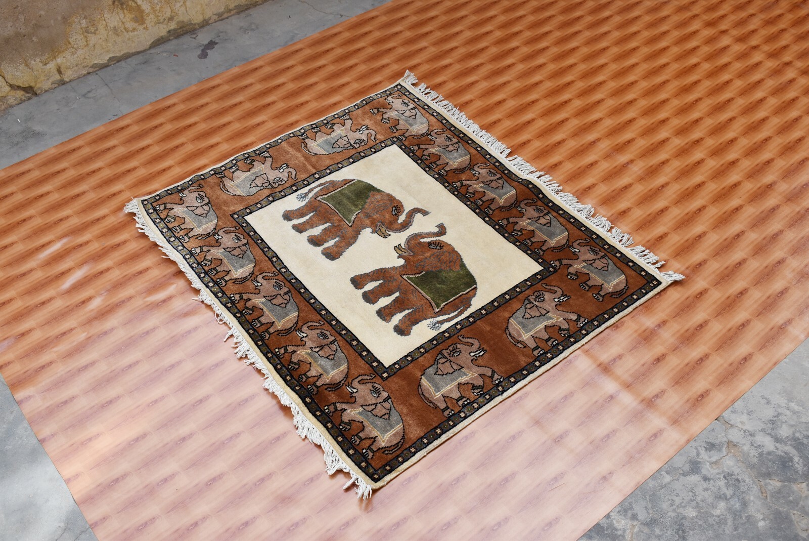 Elephant Design Hand Made Decorative Beige Colour 3×4 Wool Rug Oriental