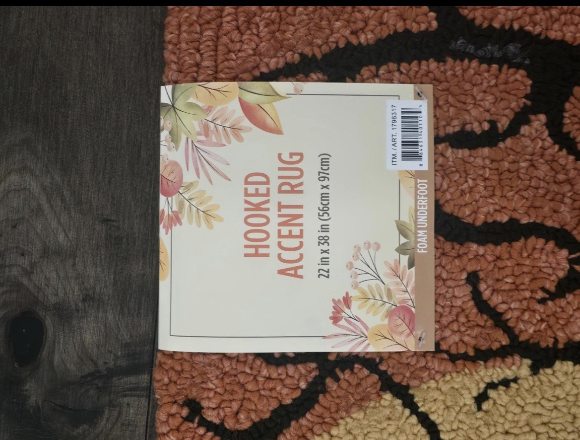 HOOKED ACCENT RUG 22 in x 38 in With Foam Underfoot Halloween New
