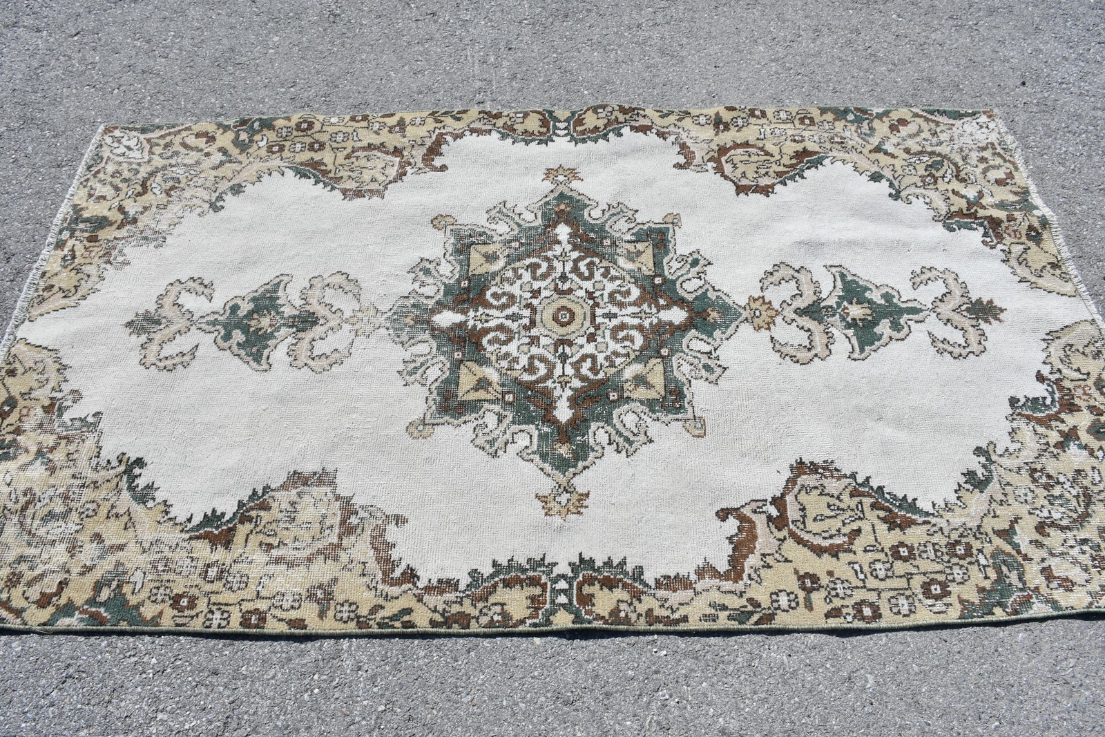 Vintage Area Rug 3,9×6,7 ft (119×205 cm), Turkish White Oriental Rug
