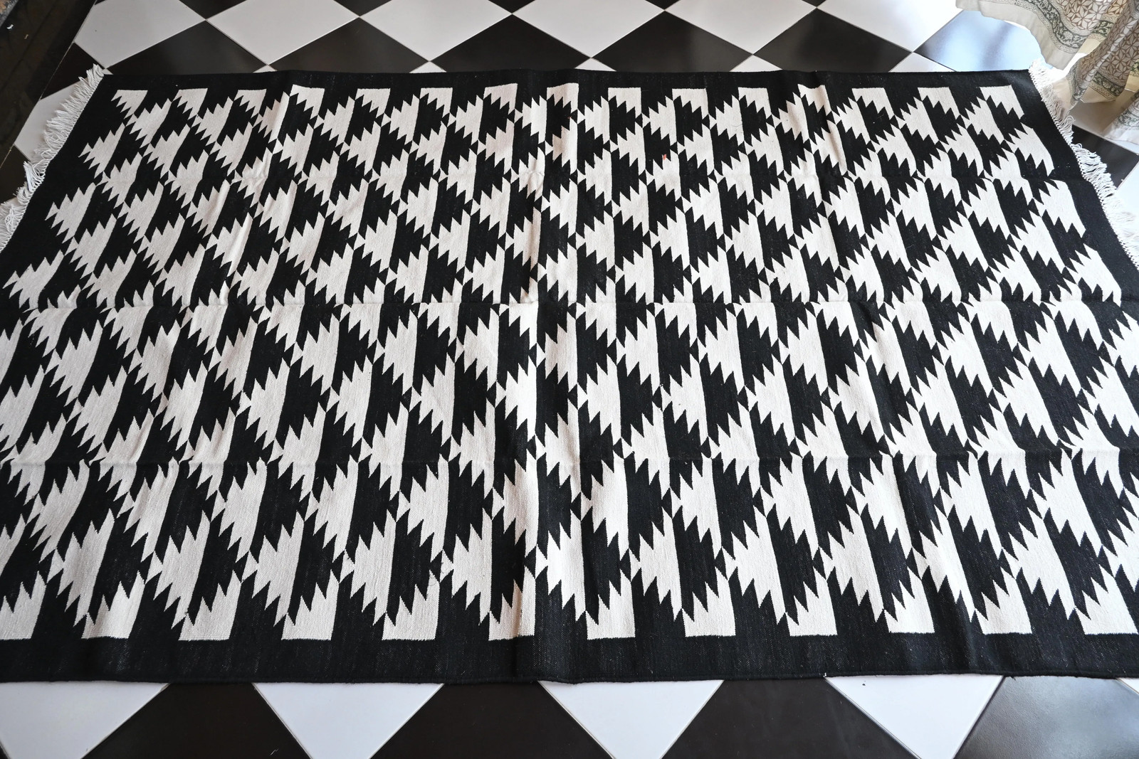 Rugmoda Cotton Black White Geometric Zigzag 5×8 ft Living Room Bedroom Area Rug