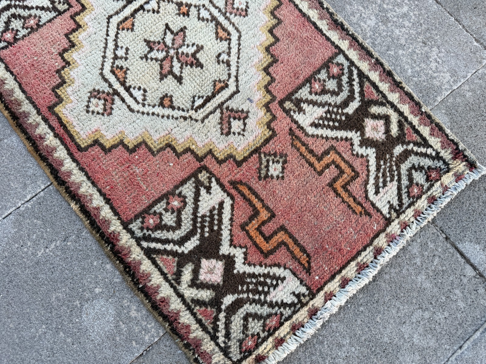 Vintage Turkish Mini Accent Rug 1.8×3.2 ft Rose Black Geometric Door Mat