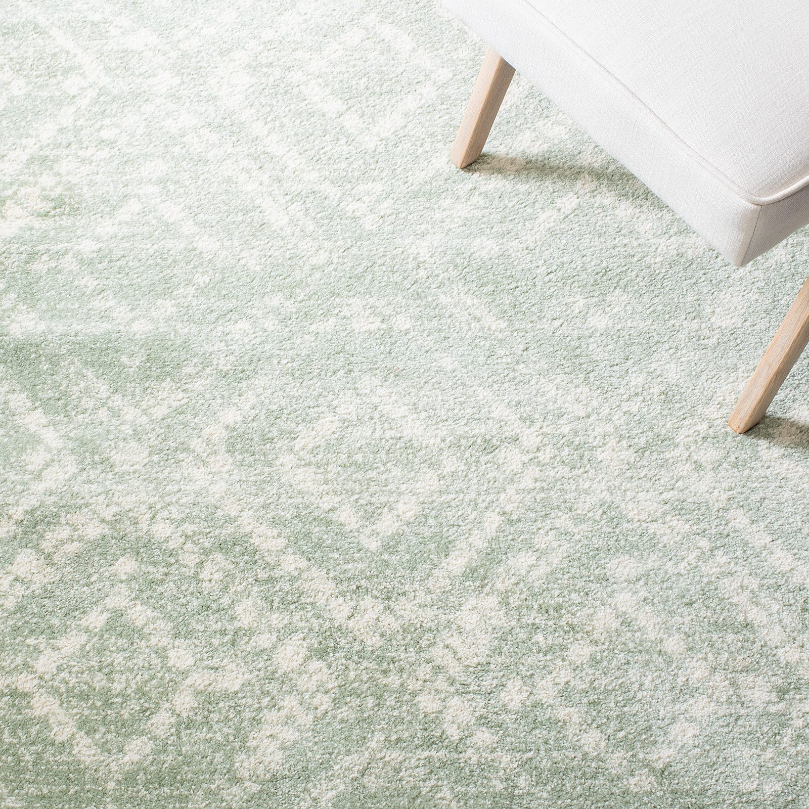 Adirondack Collection Area Rug – 6′ x 9′, Green & Ivory, Modern Diamond Distr…
