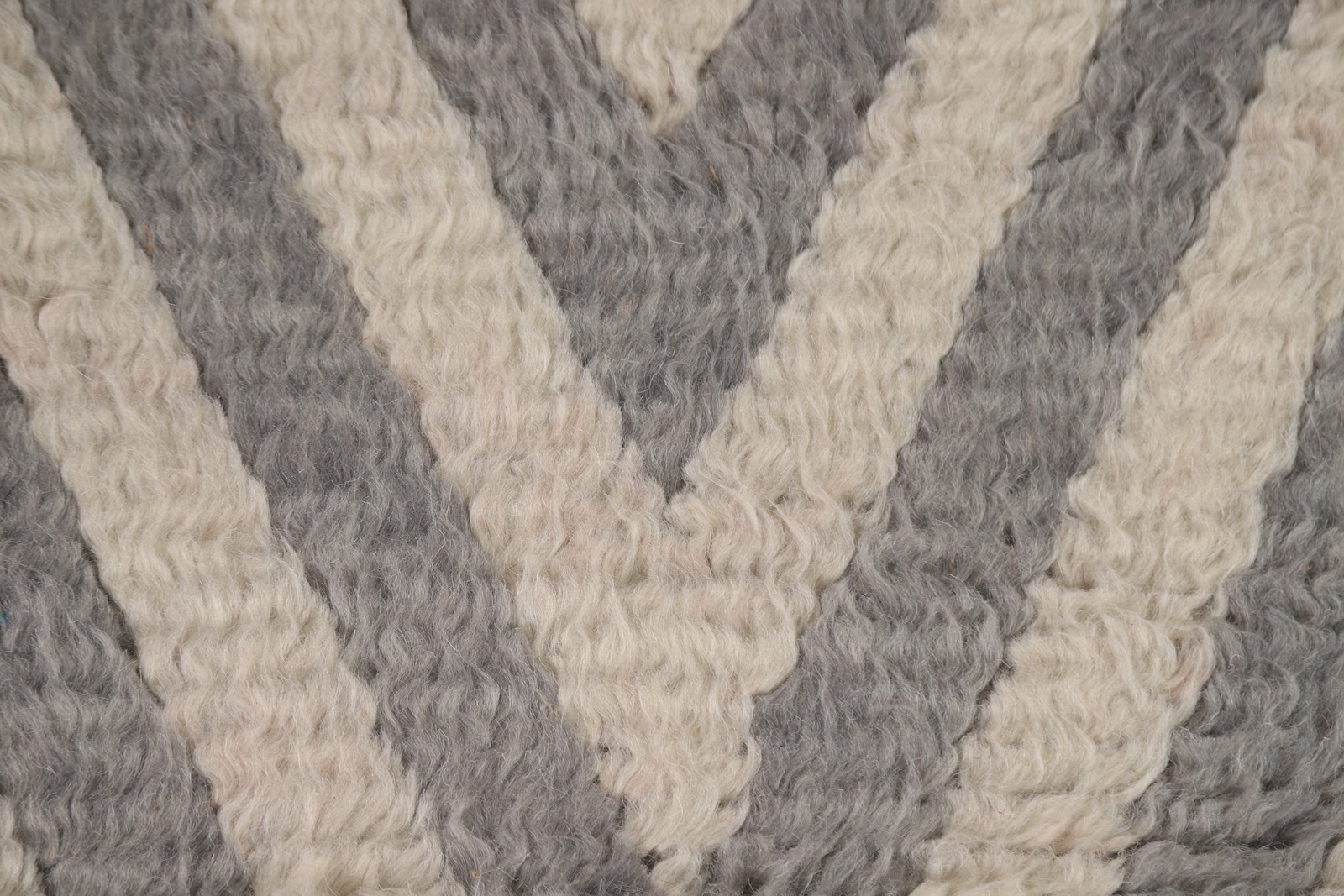 Ivory/ Blue Chevron Moroccan Shaggy Oriental Area Rug 6’x8′ Handmade Wool Carpet