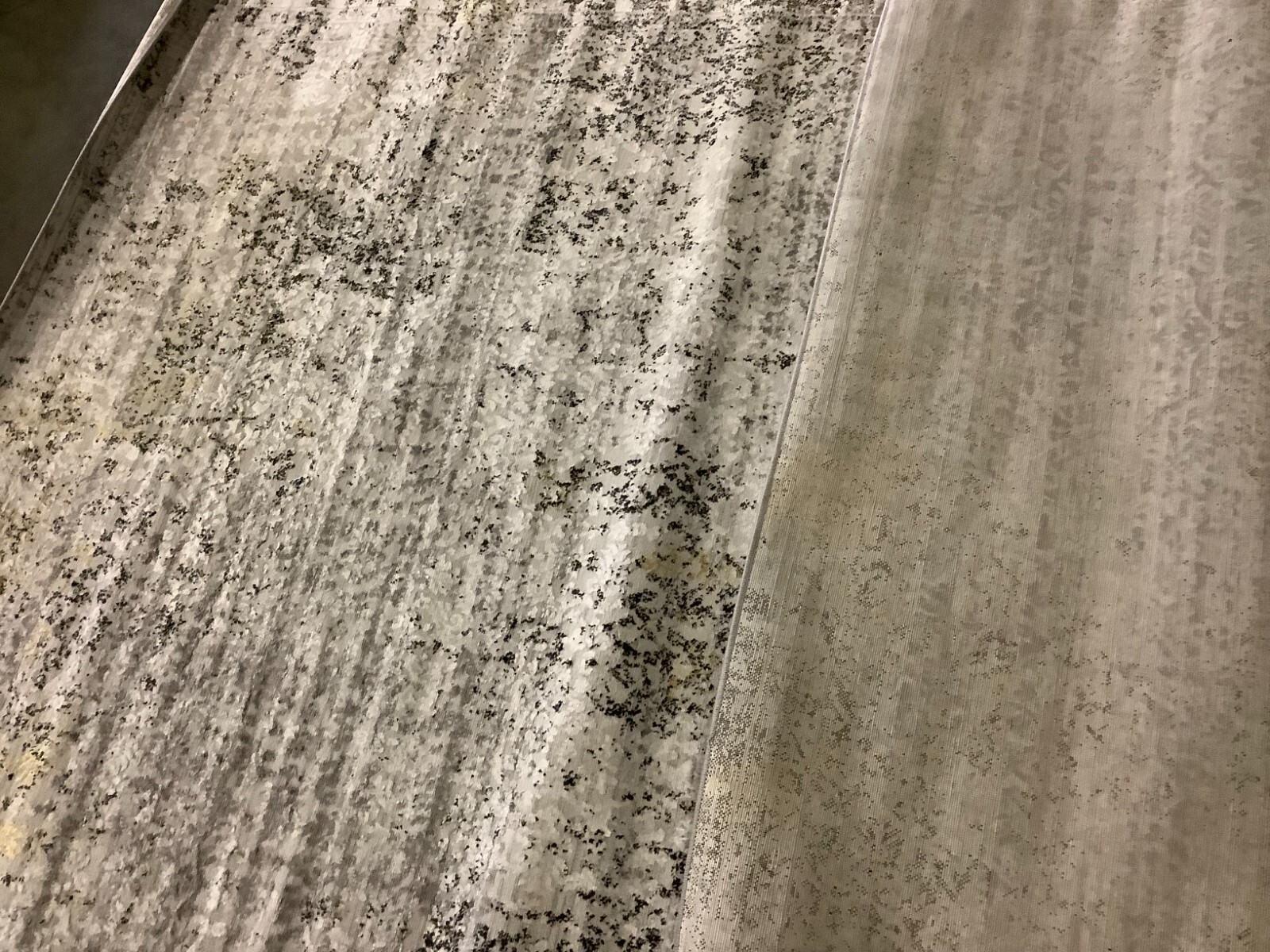GREY / IVORY 5′-5″ x 7′-7″ Back Stain Rug, Reduced Price 1172670654 ALA239F-5