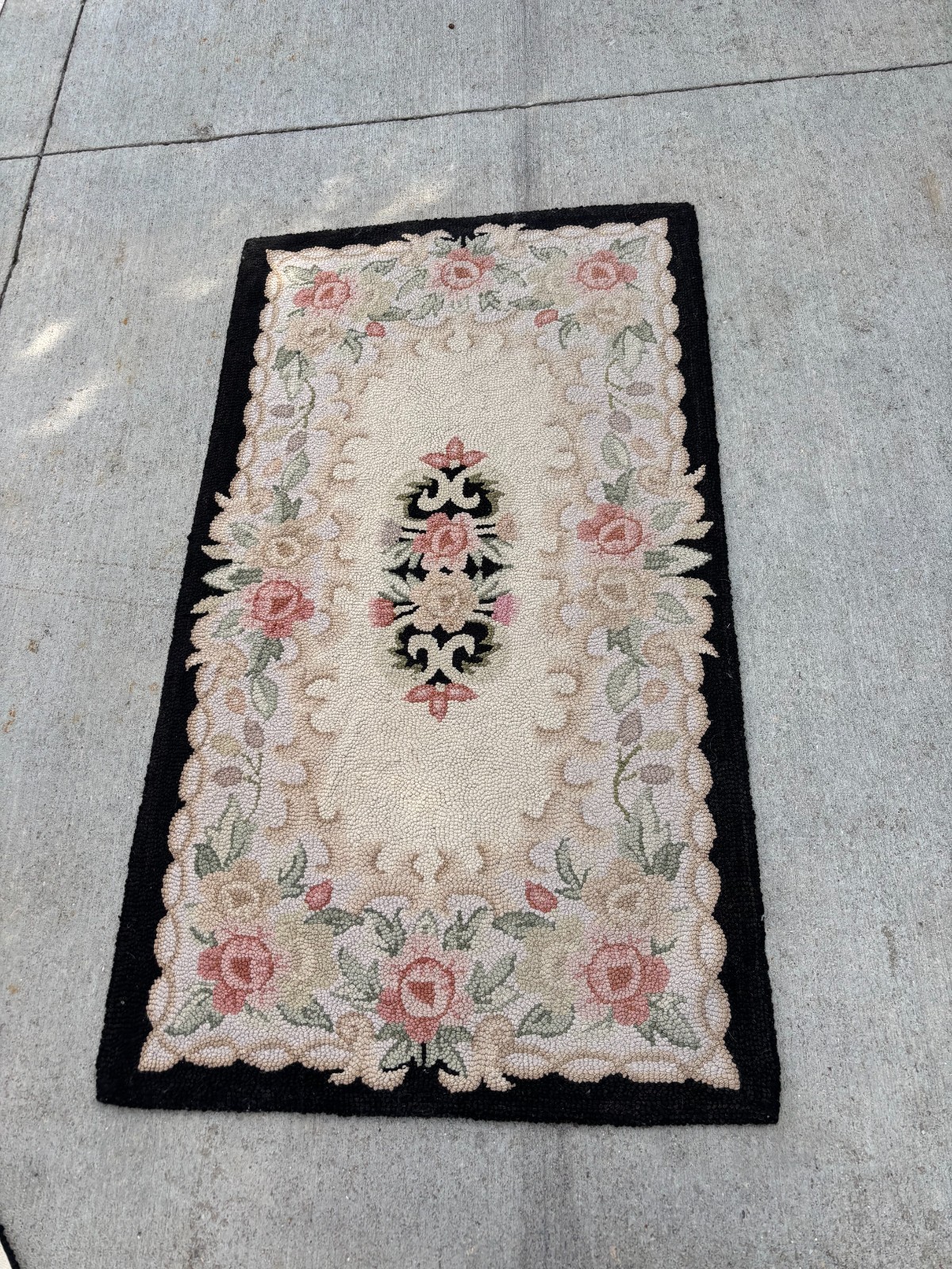 Vintage Shanghai Floral 30″ x 45″ Rectangular Hook Rug