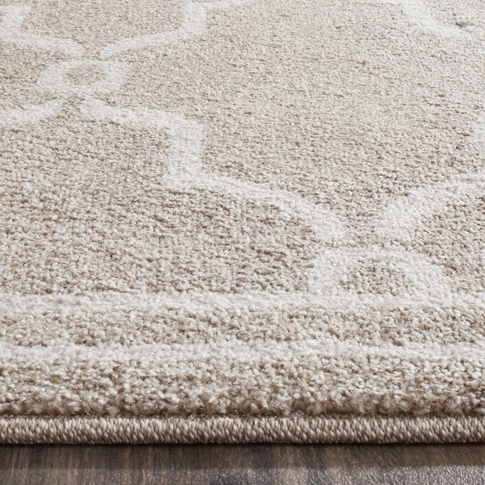 Amherst Collection Accent Rug – 2’6″ x 4′, Wheat & Beige, Trellis Design, Non