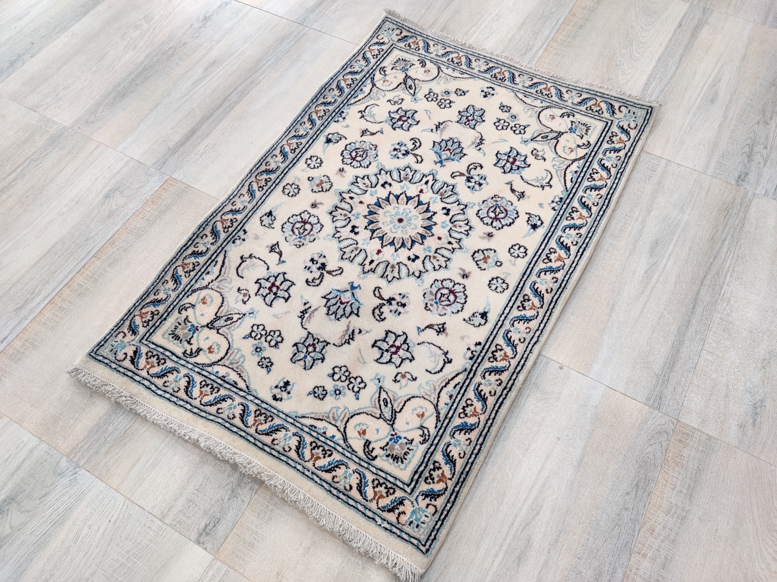 Traditional Hand Knotted Wool Rug Oriental Nain Medallion Rose Gold 2’7″ x 3’10”