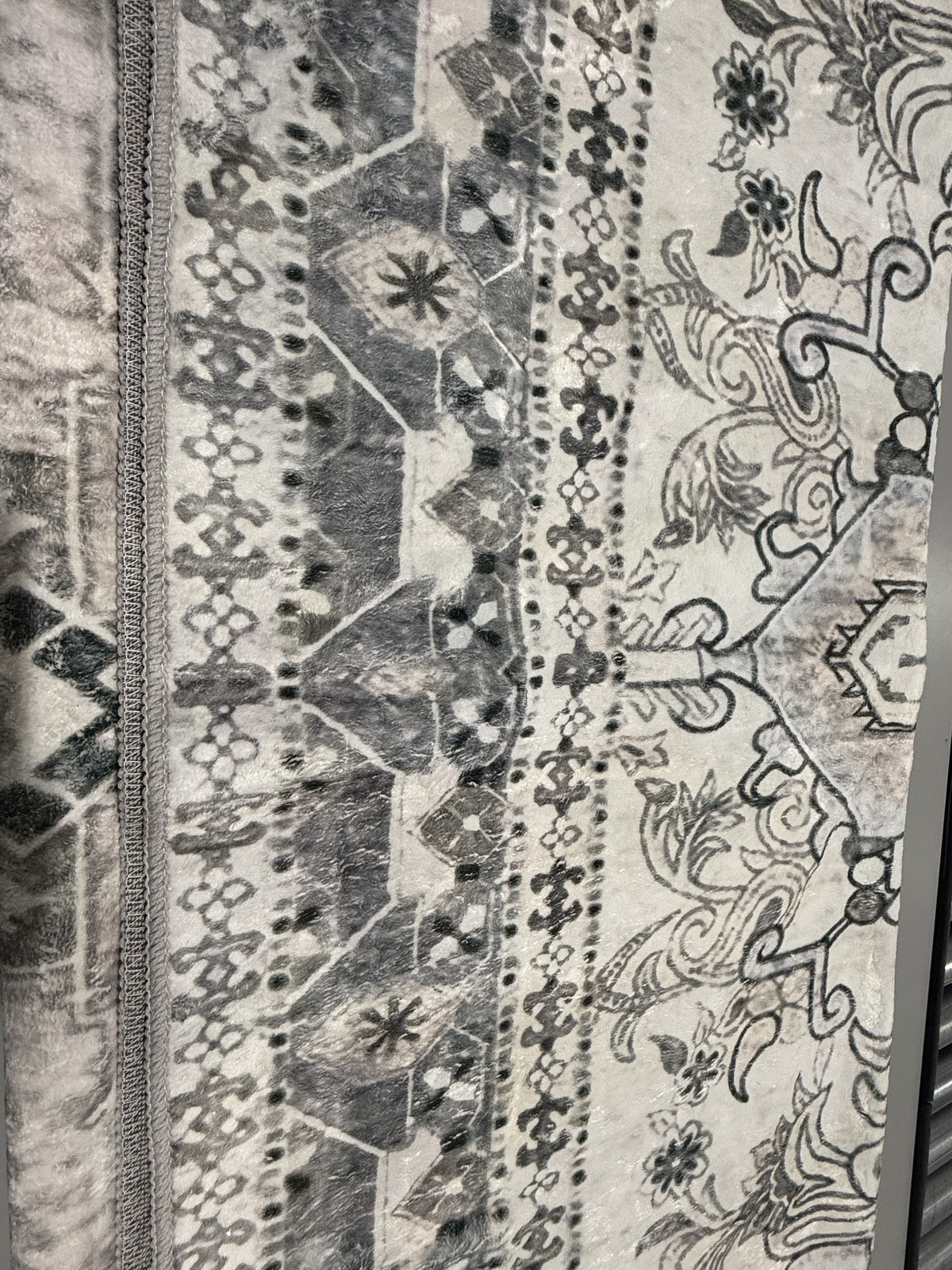 KATHY IRELAND HOME FLANNEL PRINTED AREA RUG 8FT BY 10FT – IVORY TAPESTRY