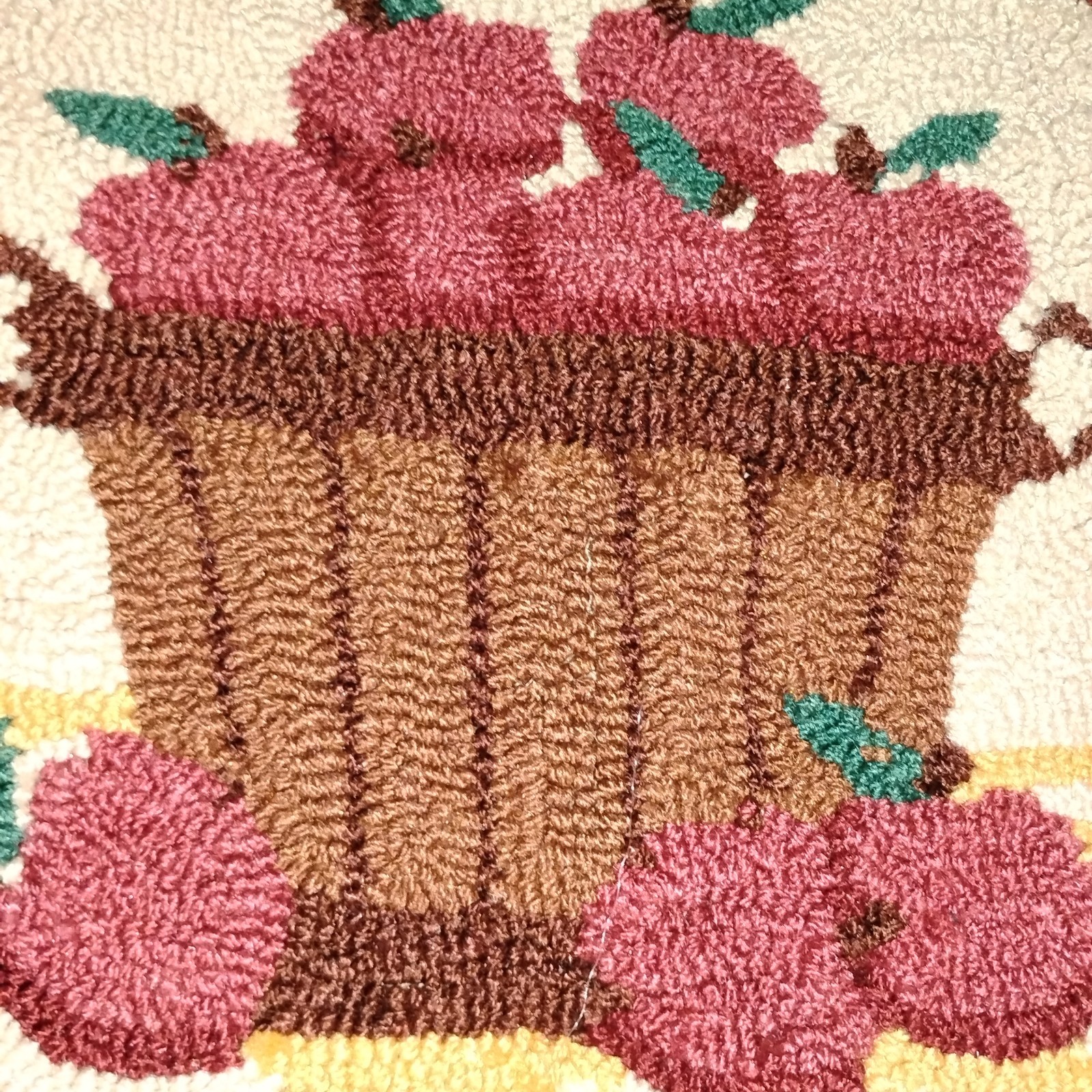 Braided Round Apple Rug. 28” Round. Hooked Yarn Middle. New
