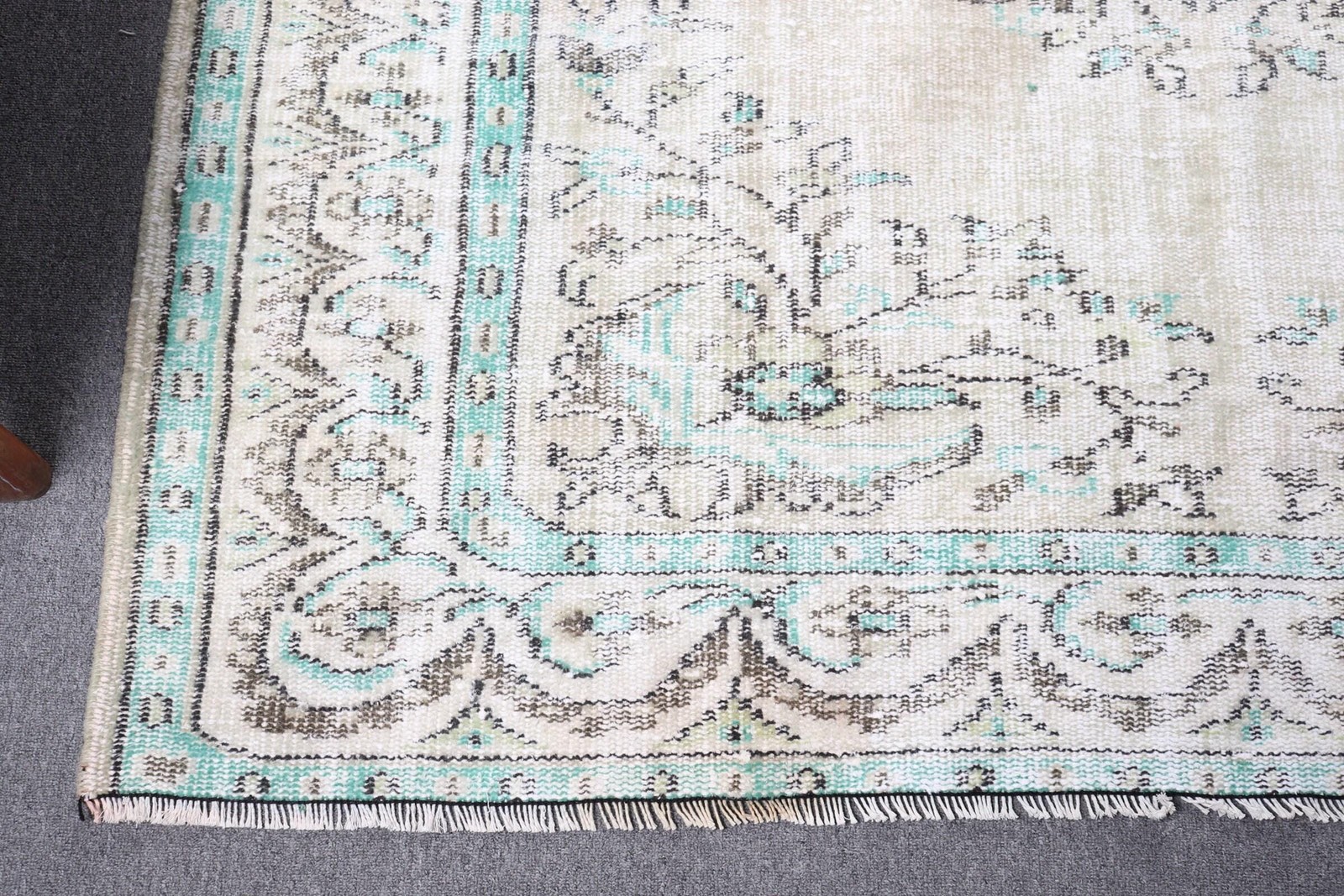 Vintage 5,6×8,5 ft Rug, Turkish Rug, White Rug Wool