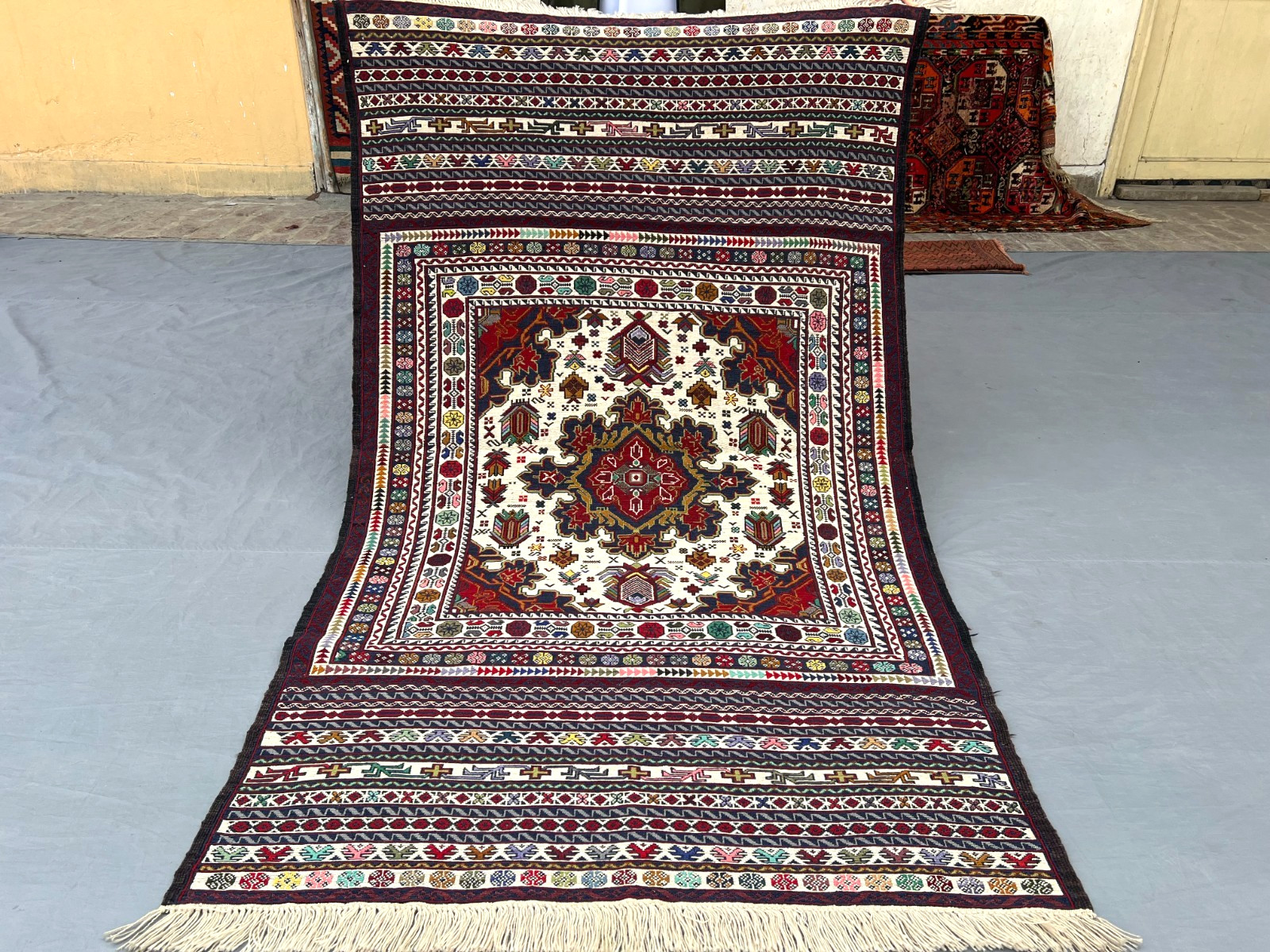 4 x 6’7 Ft Elegant Afghan Kilim Rug- Ivory Field Floral Medallion Pattern Carpet