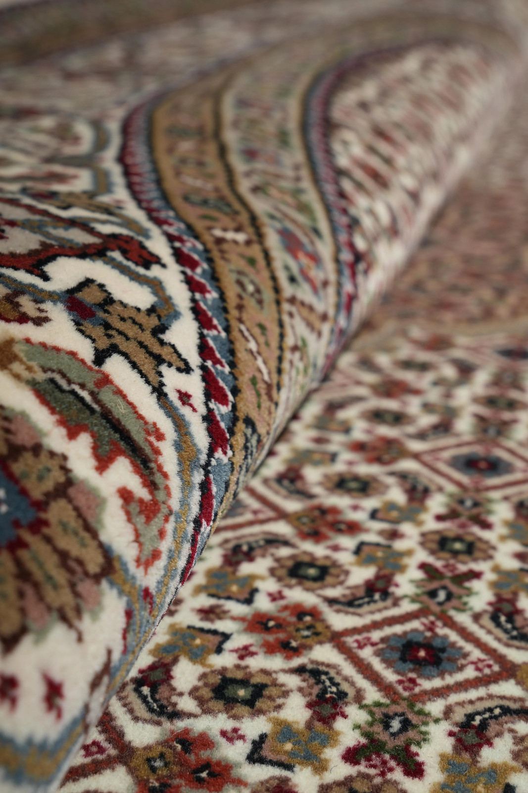 6.8 x 6.8 Round Fine Handmade Rug Wool and Silk Mahii Tabriiz #F-4047