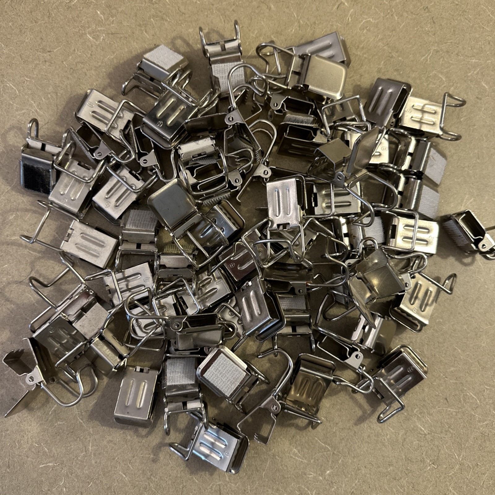 Rug Clips Heavy Duty (65pcs) Metal Hanging Rug Holder Carpet Area Rug ￼