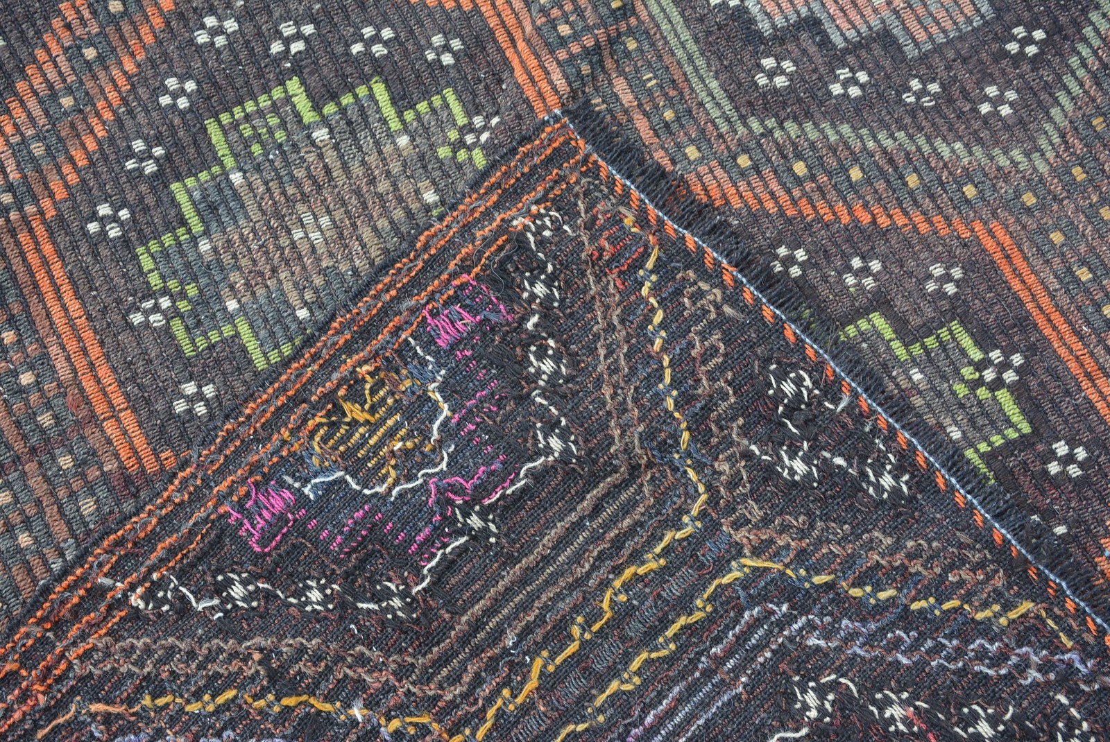 Vintage Area Rug 5,7×6,2 ft (173×190 cm), Kilim Brown Floral Turkish Rug
