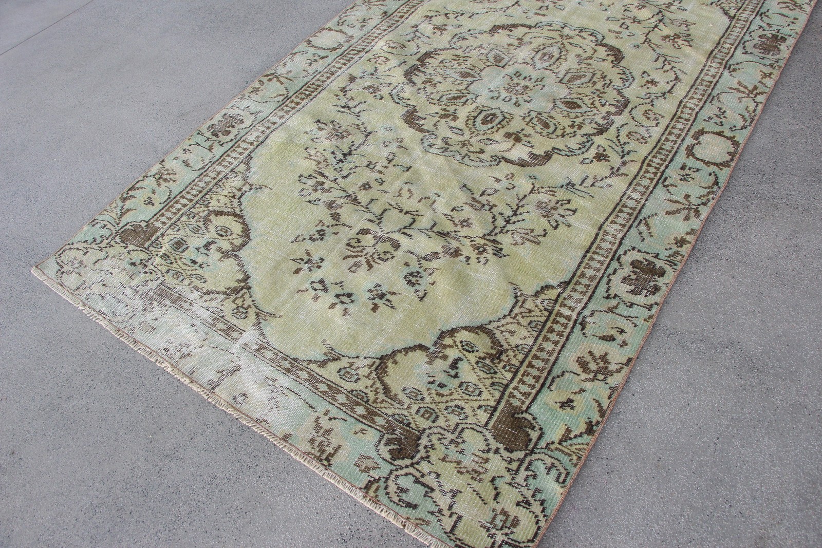 Vintage Turkish Rug 4,9×8,3 ft, Green Floral Rug