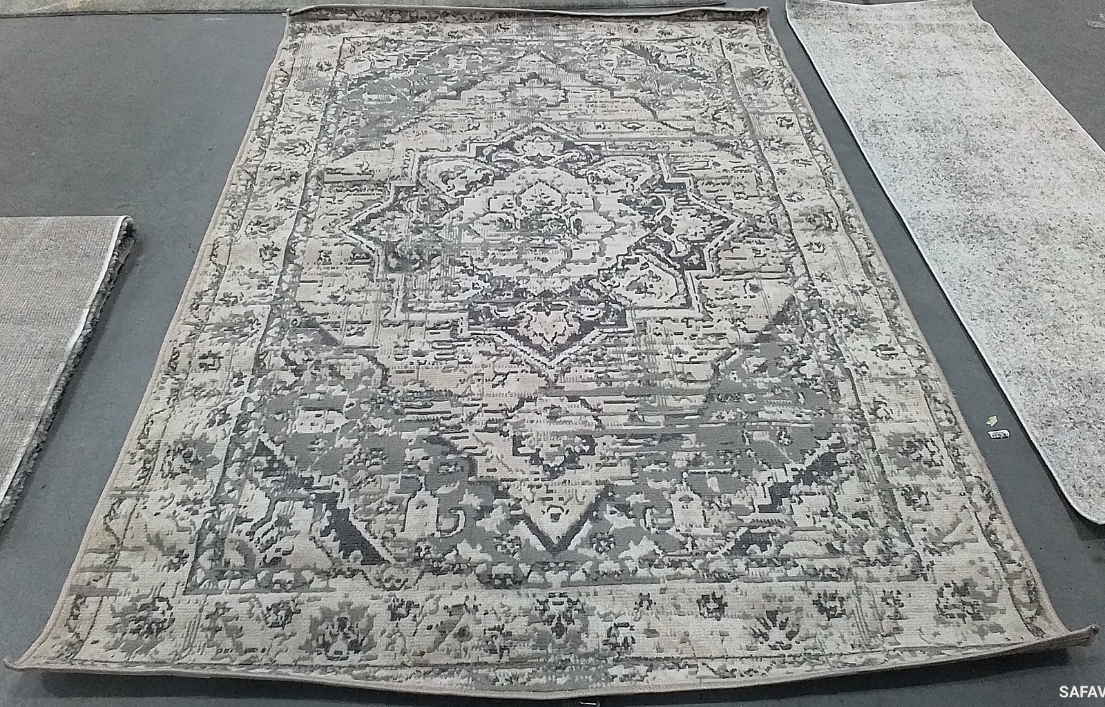 IVORY / GREY 5′-3″ x 7′-8″ Back Stain Rug, Reduced Price 1172808802 PYR268A-5