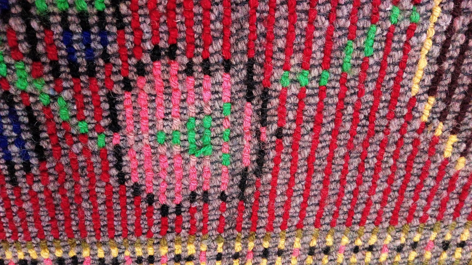 Beautiful woolen long-wave carpet with unique medallion.200x120cm.