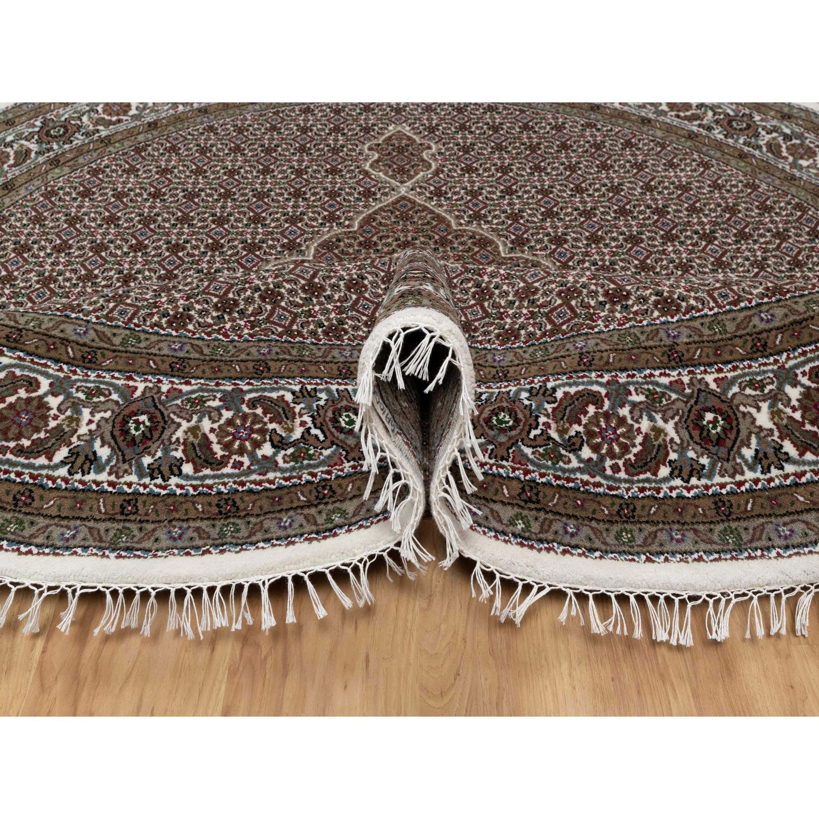 7’6″x7’6″ White Tebraz Mahi with Fish Design Hand Knotted Wool Round Rug R91042