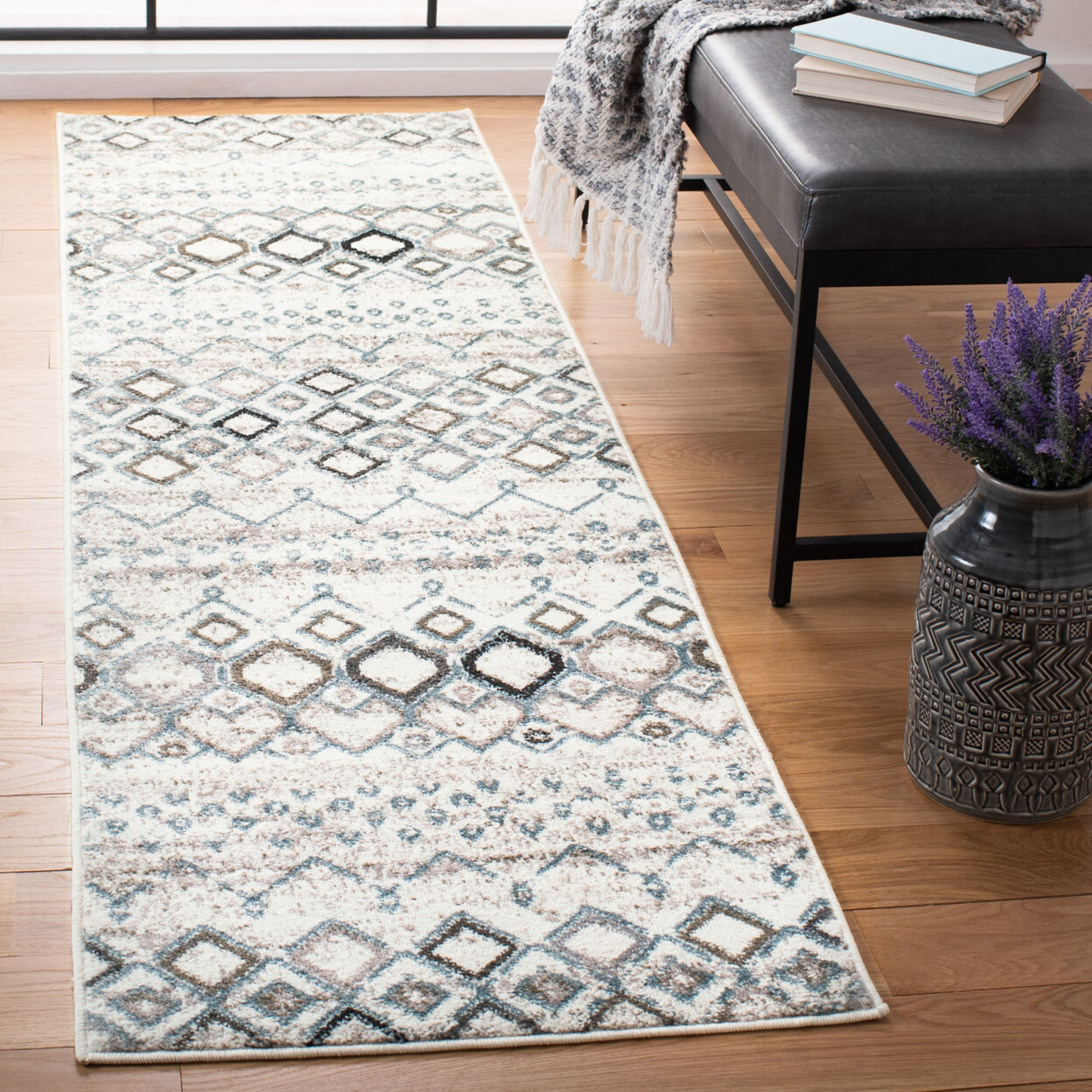 SAFAVIEH Amsterdam Collection AMS108A Ivory / Grey Rug
