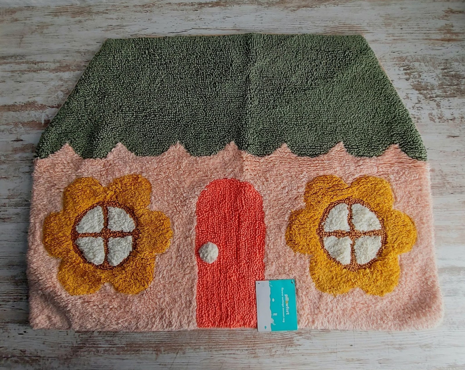 pillowfort Flower house accent rug