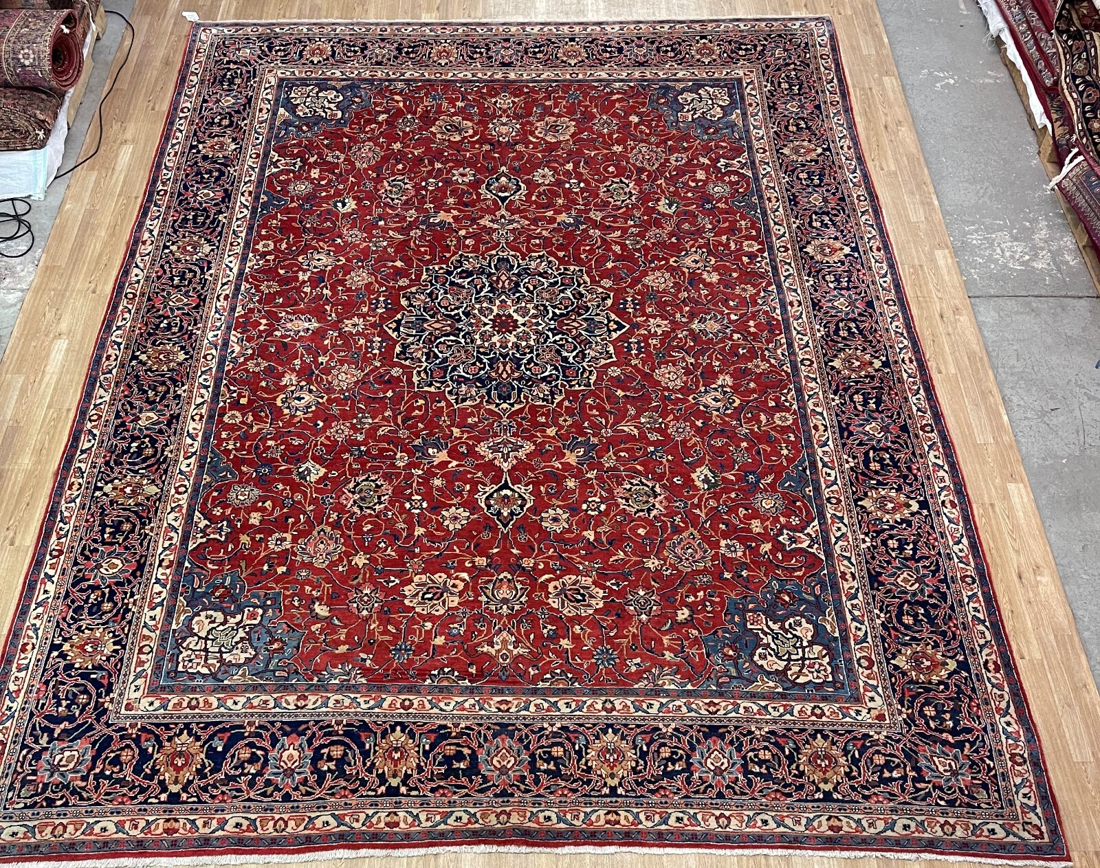 Handknotted 10’2″ x 13’9″ Red Sarugh Rug – Classic Design, High-Quality