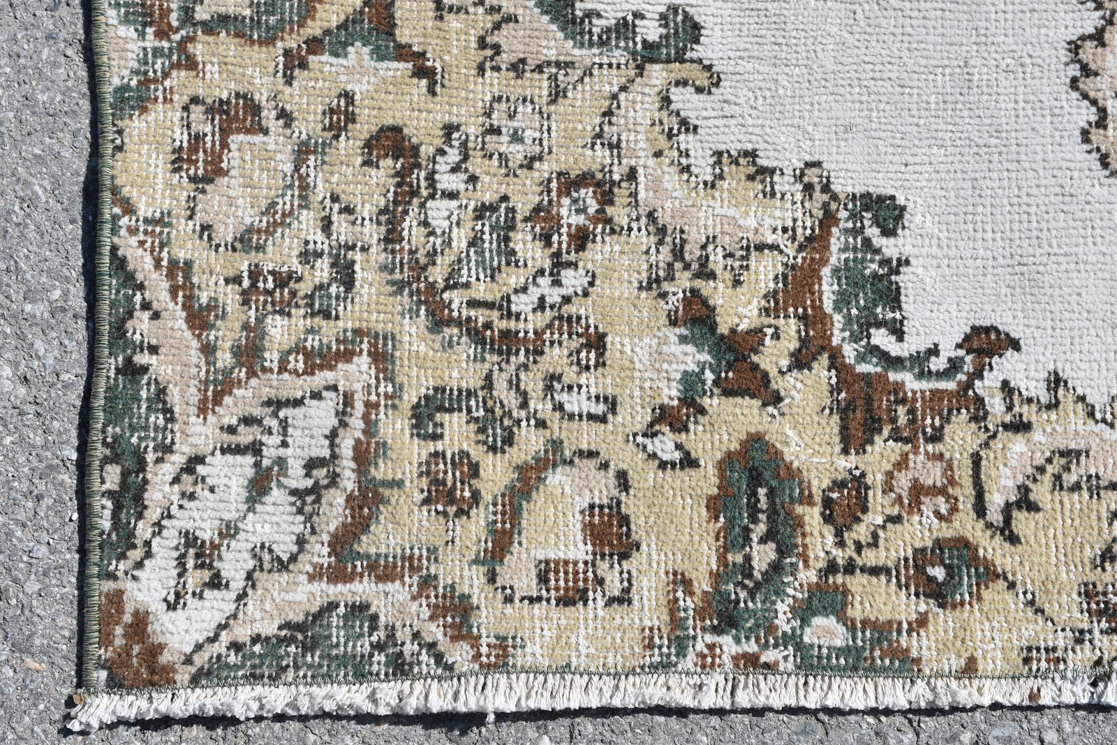 Vintage Area Rug 3,9×6,7 ft (119×205 cm), Turkish White Oriental Rug