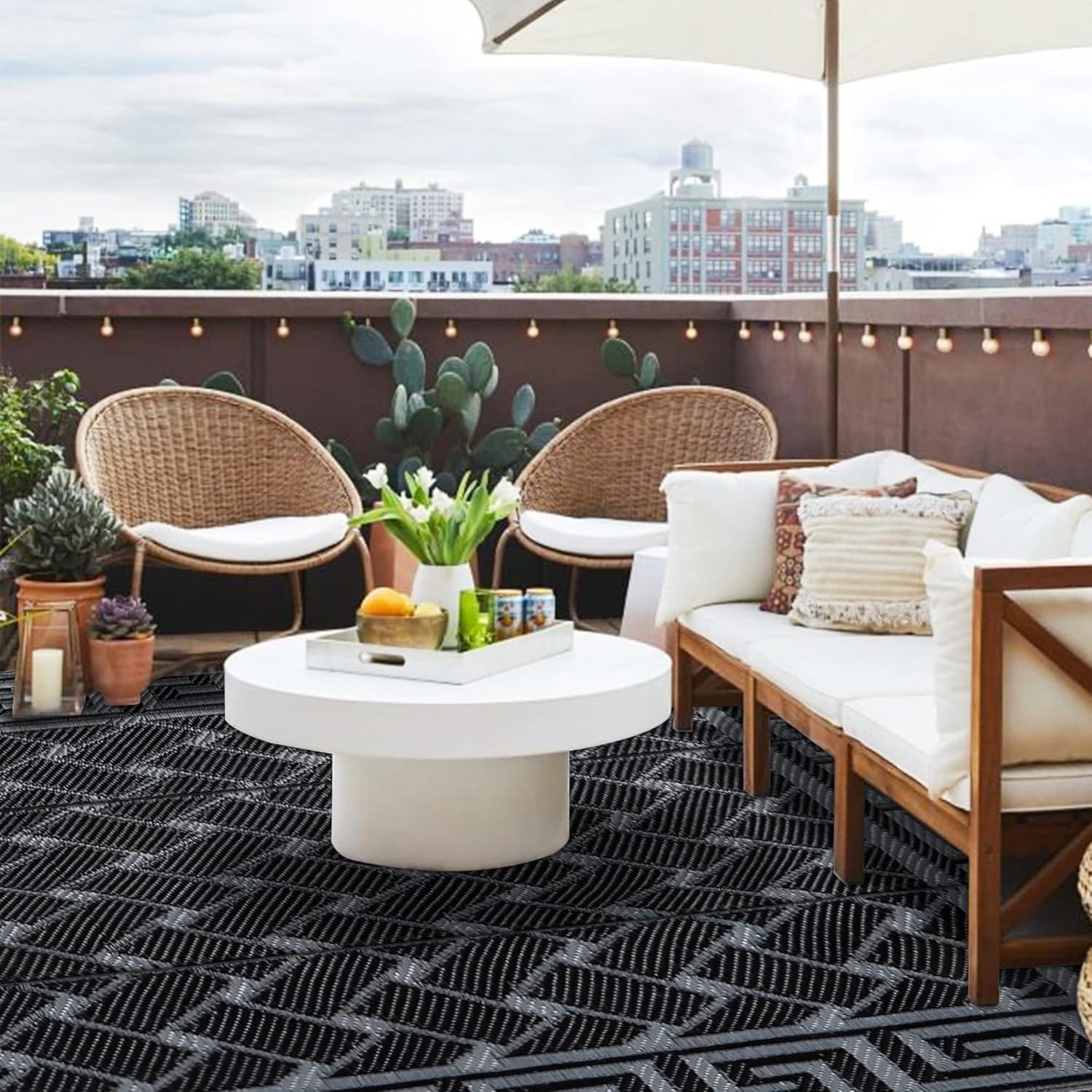Elegant 4′ x 6′ Reversible Outdoor Rug – black & grey, Versatile and Durable