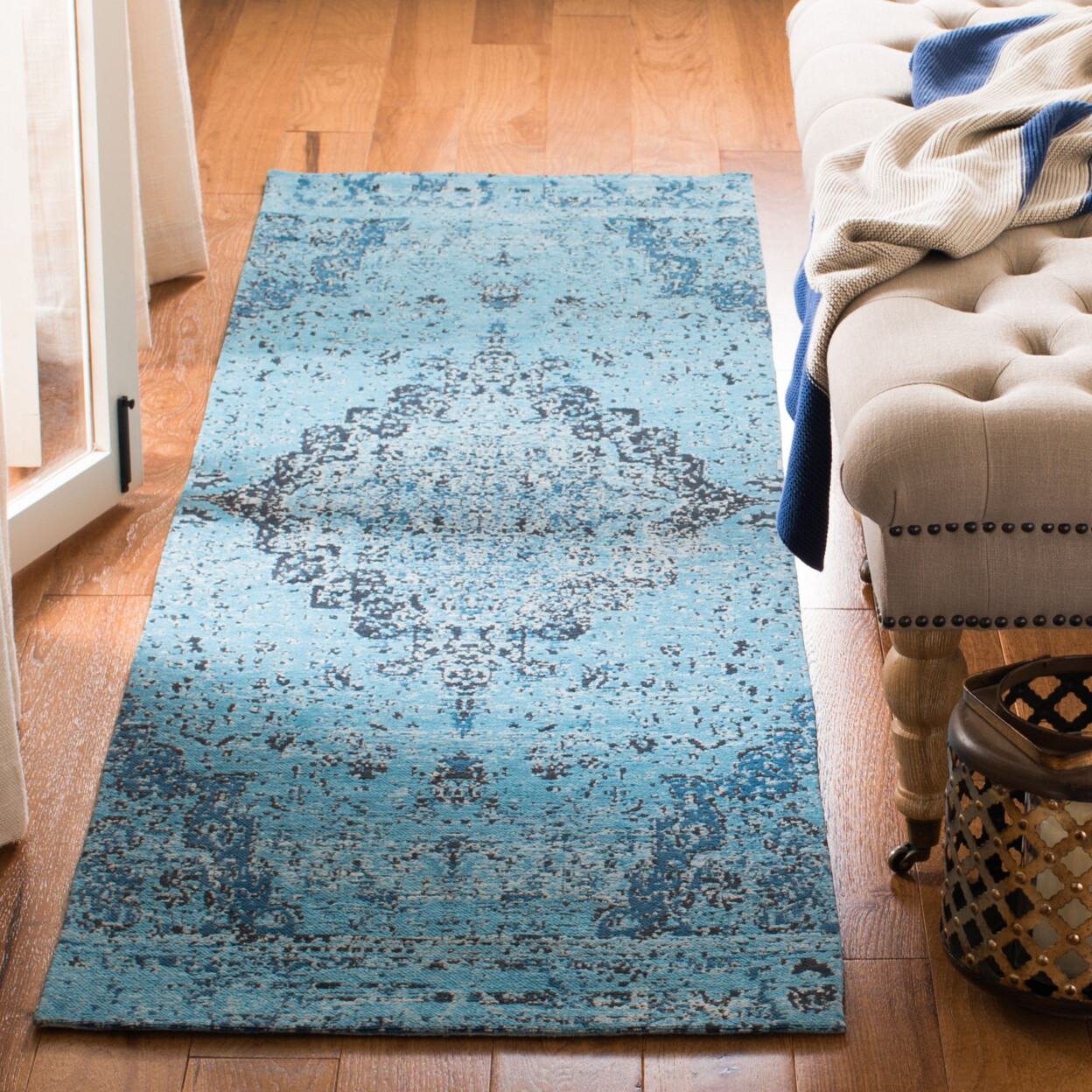 SAFAVIEH Classic Vintage Collection CLV110M Blue Rug