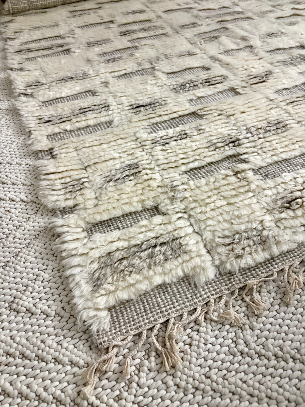 Designer 100% Wool 6×9 Textured Grey and White Area Rug (Ashley Stark Home)