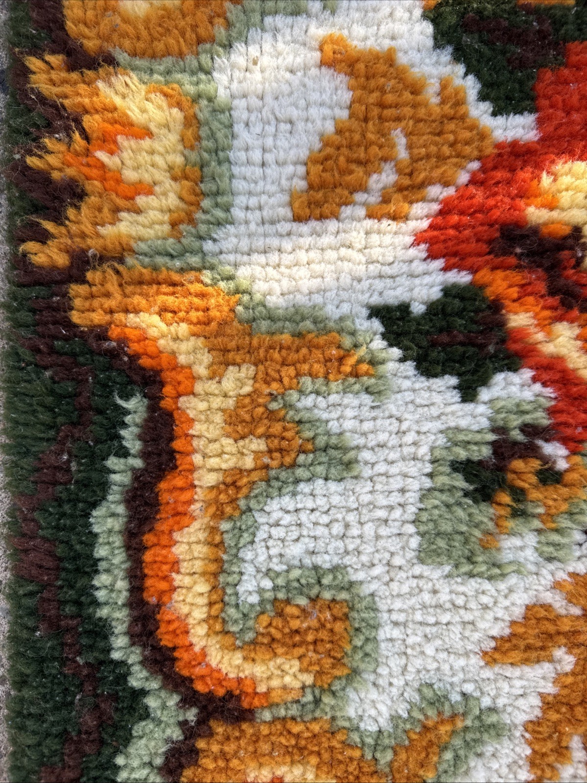Vintage Shillcraft Ready Made Latch Hook Rug Floral Roses Scalloped Edge Retro