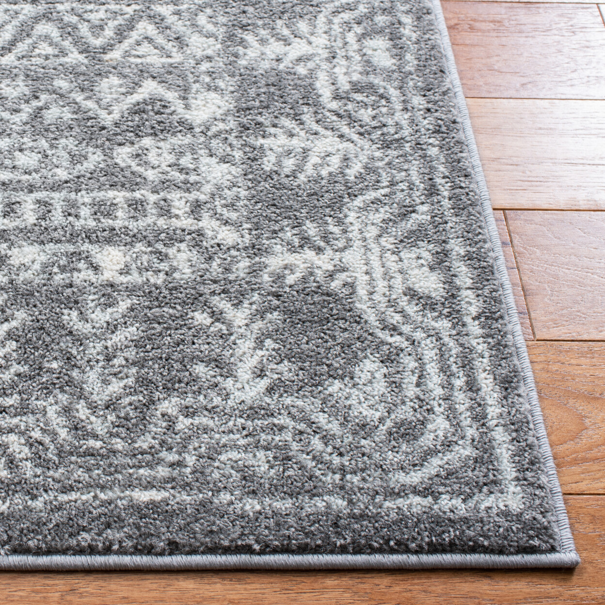 SAFAVIEH Tulum Collection TUL271F Dark Grey / Ivory Rug