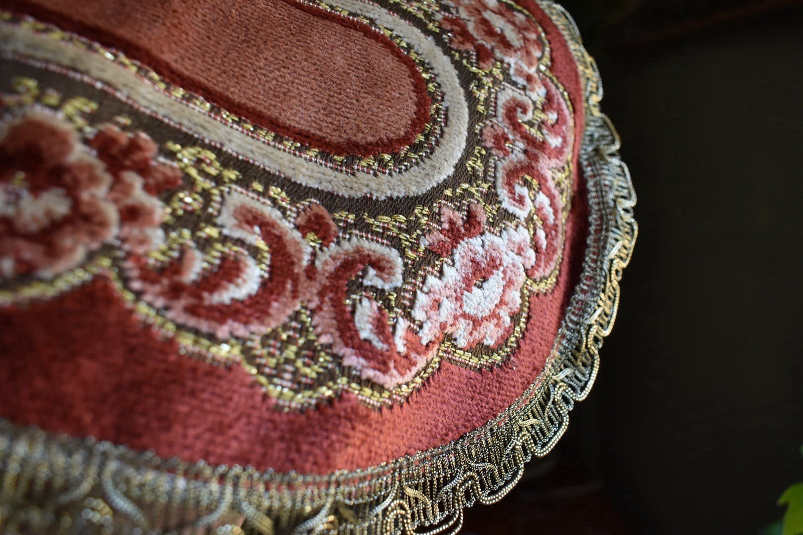 Vintage Oval Floral Rug With Metallic Gold Trim 17″x13″ Red Pink Brown Accent Ma