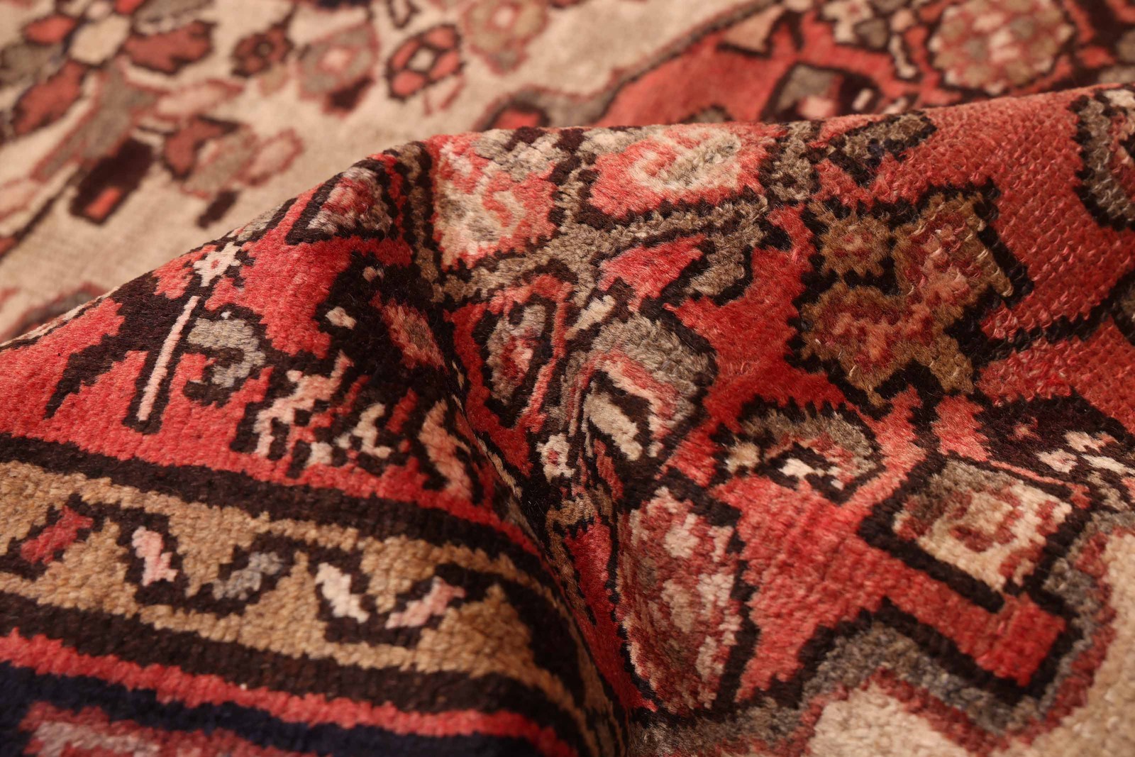 Vintage 4’9″ x 7’8″ Traditional Hand Knotted Vegetable Dye Wool Area Rug