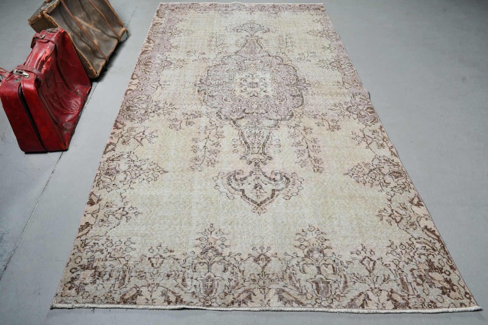 Turkish Vintage Rug 5,1×9,5 ft (154×289 cm), Brown White Oriental Rug